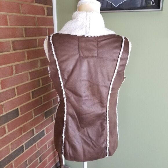 Leather look, faux fur vest super cute SZ M EUC - Picture 3 of 6